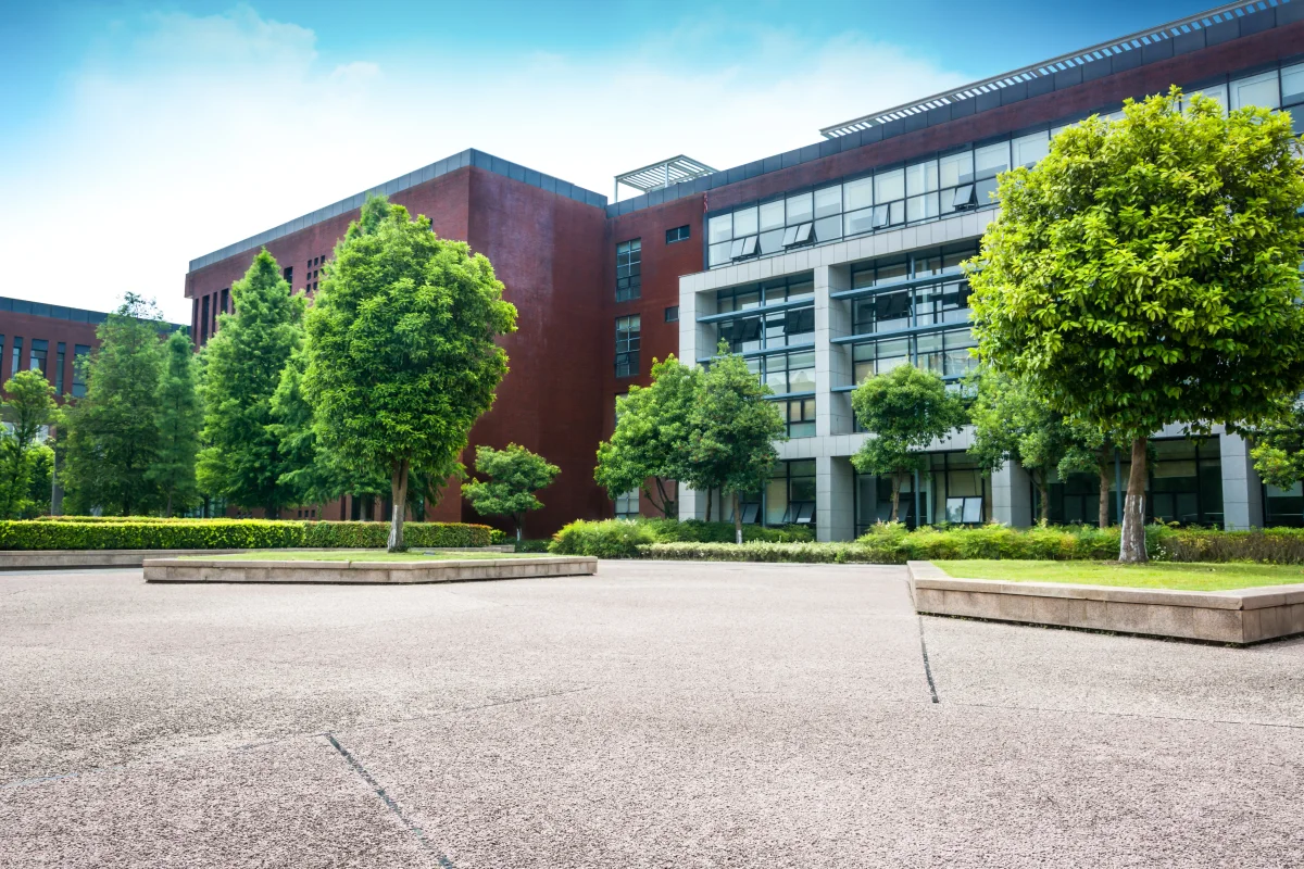 Schulgebäude und Gelände